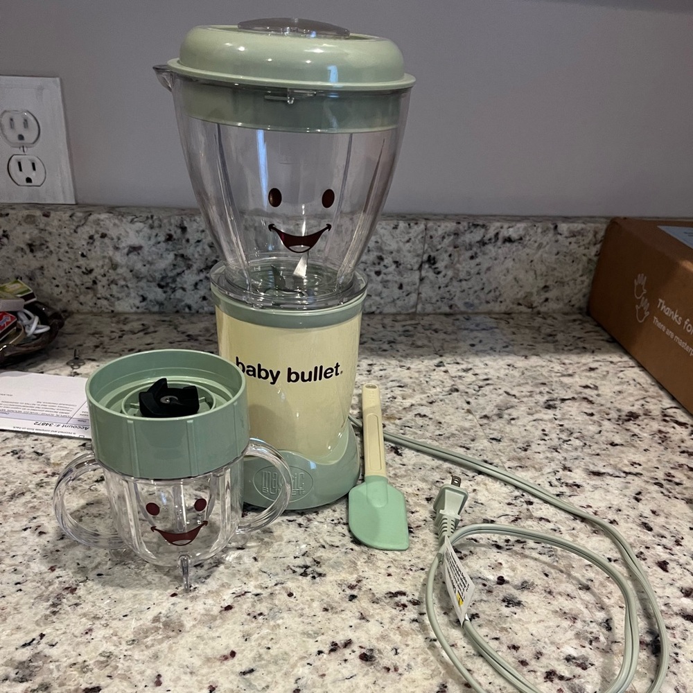 Baby bullet mixer with little cup and spatula